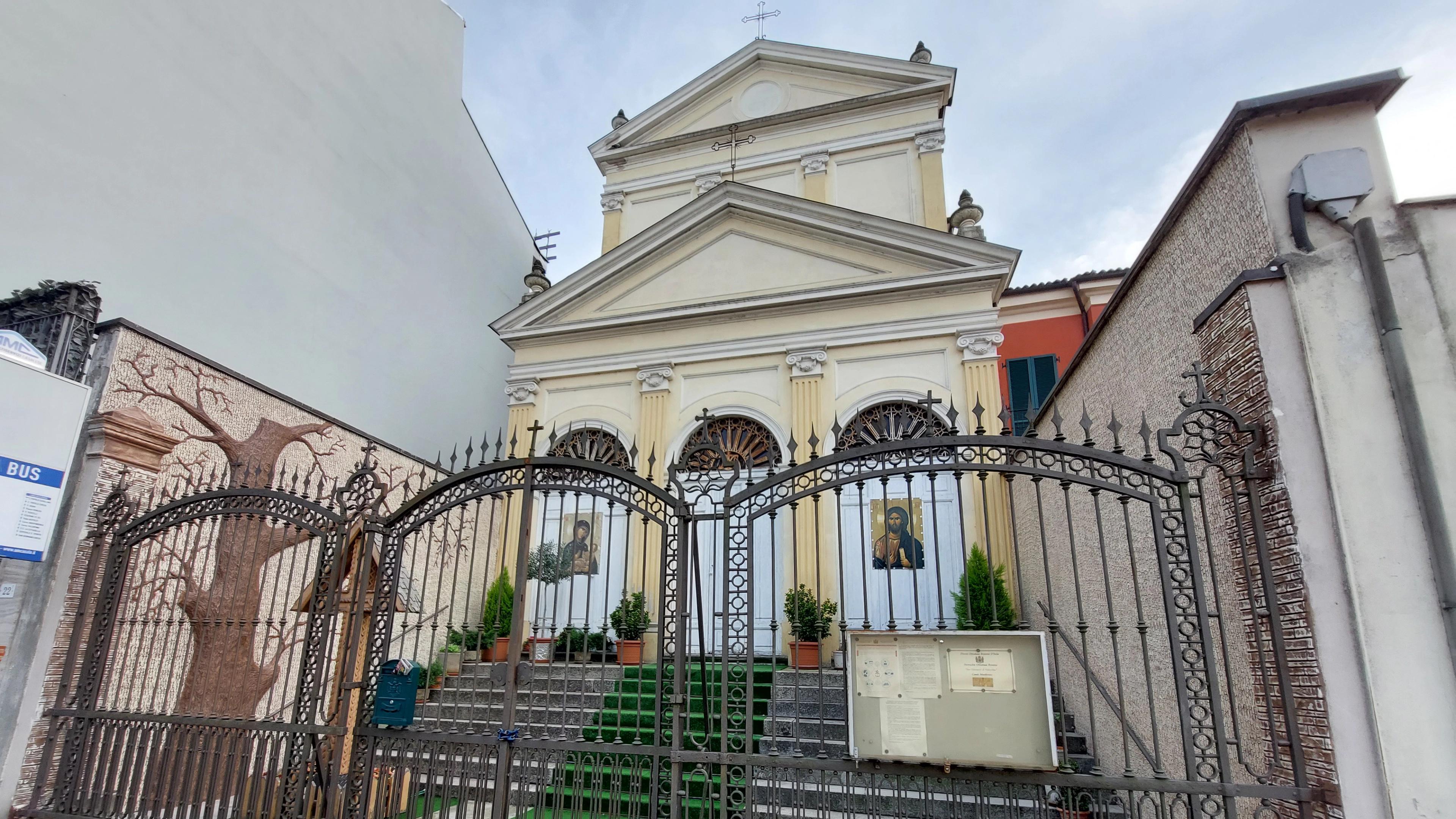 Vedere frontală a bisericii din exterior.