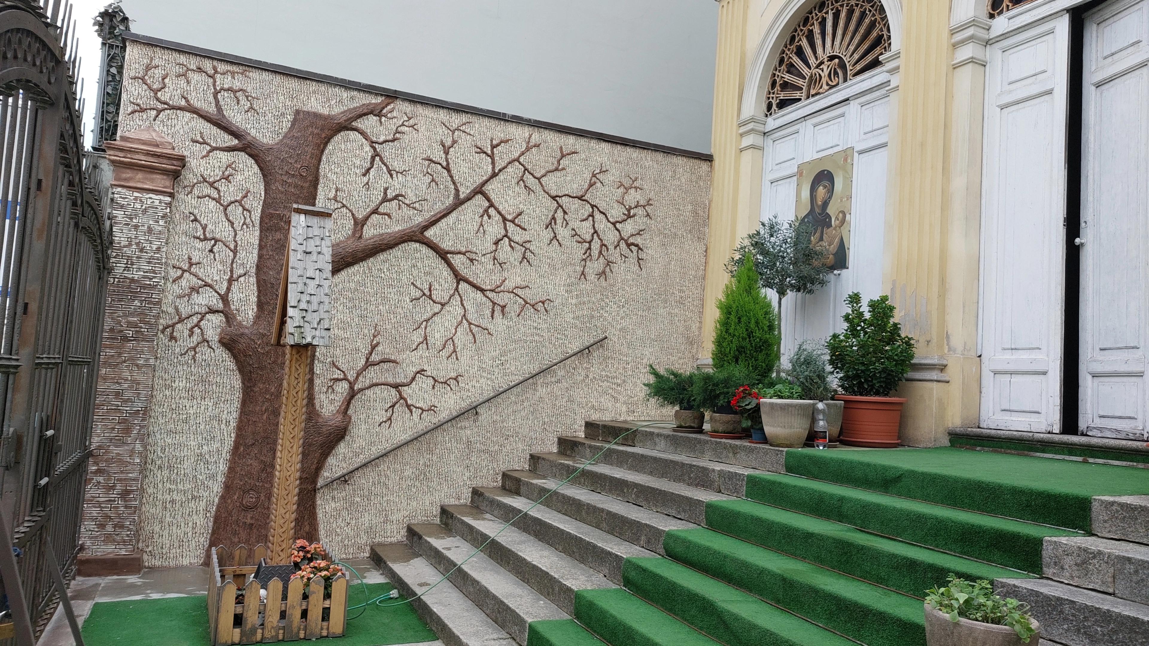 Vedere laterală a bisericii din exterior.