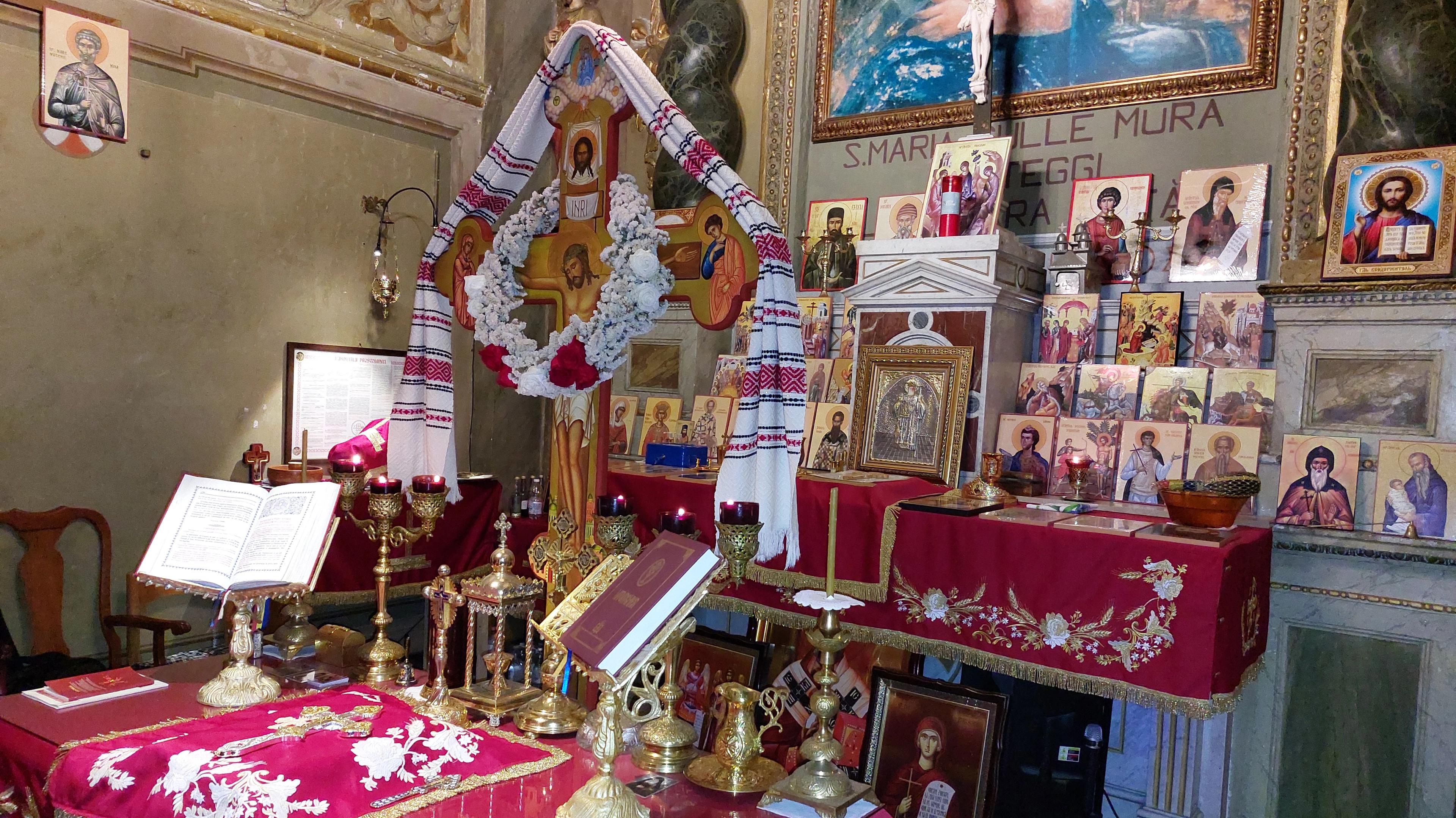 Vedere frontală a altarului din interiorul bisericii.