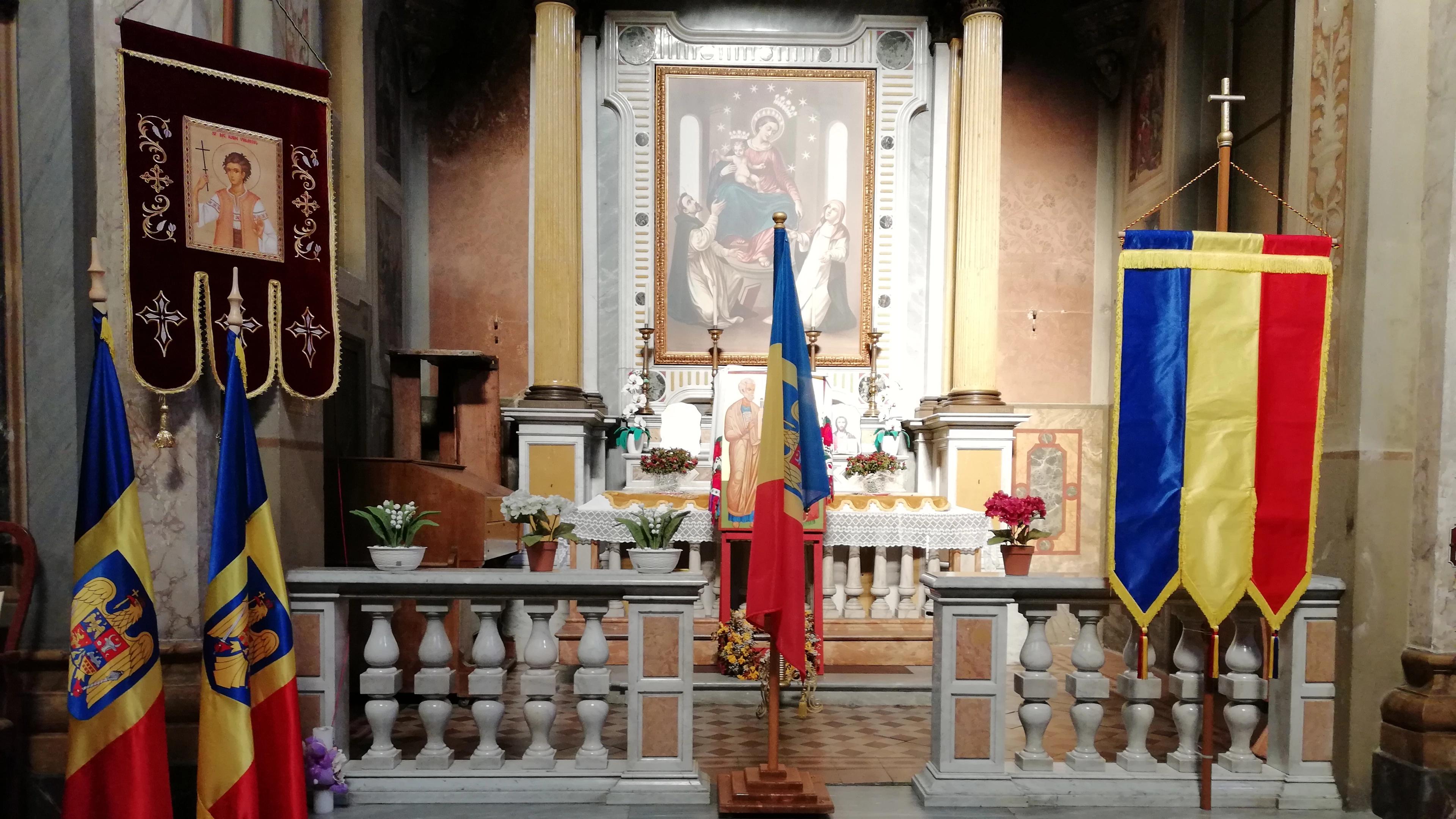 Vedere laterală a bisericii din interior.