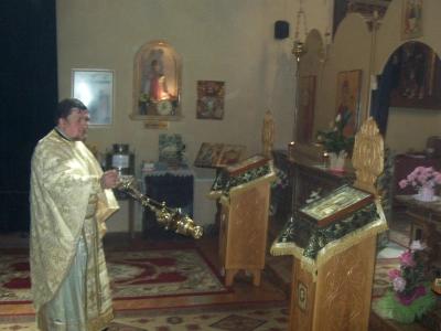 Părintele Mihai Mogoșescu în biserica veche în timpul unei liturghii.